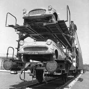 841458 Afbeelding van de demonstratie van een dubbeldekwagen voor autovervoer op de stand van de Nederlandse Spoorwegen ...